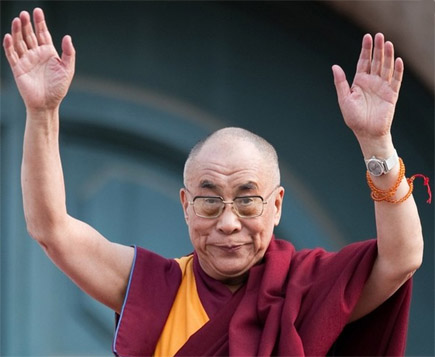 Dalai-lama-hands-up
