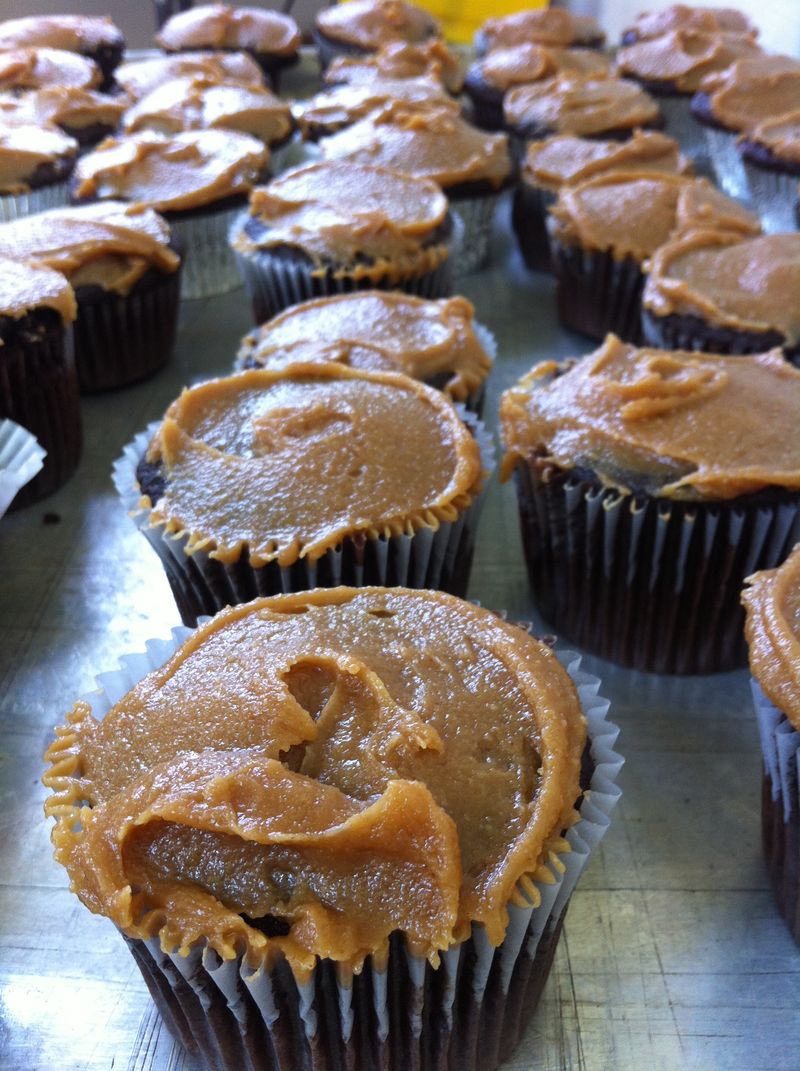 chocolate cupcakes with peanut butter frosting chocolate cupcakes with peanut butter frosting