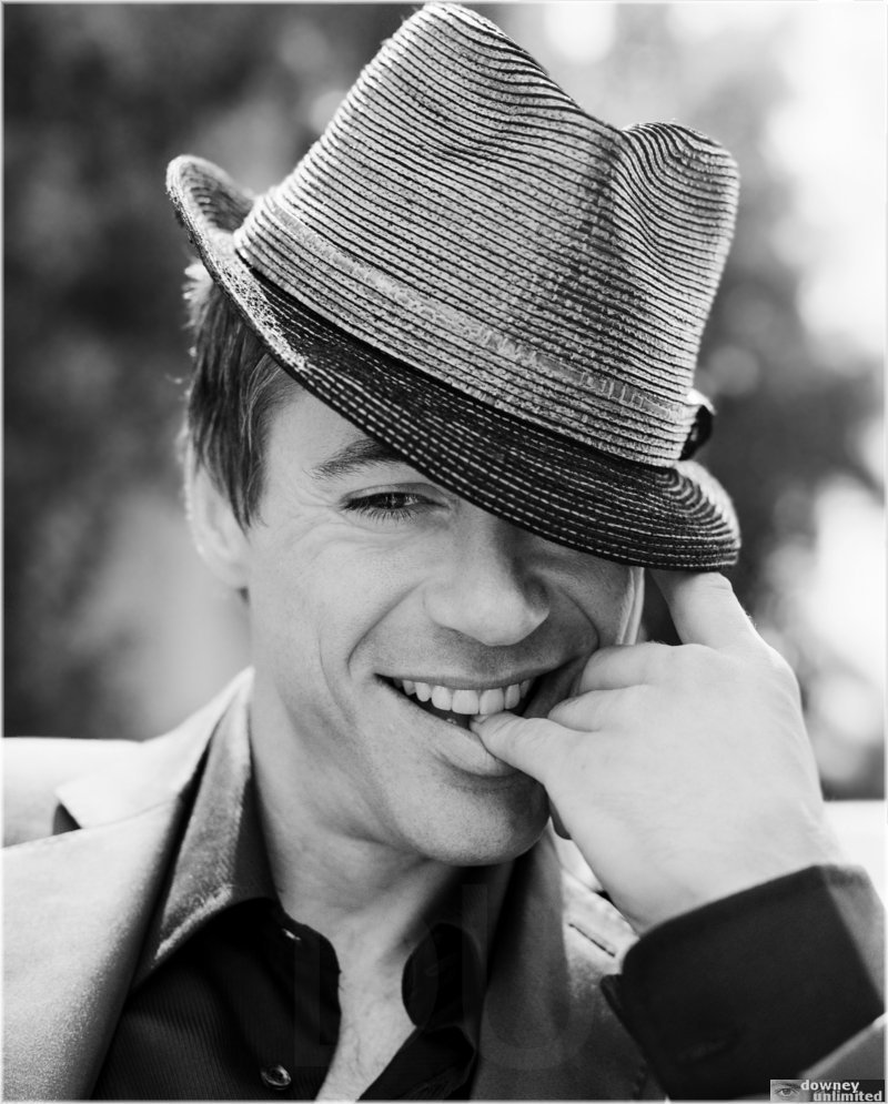 More-robert-robert-downey-jr-3915211-800-995